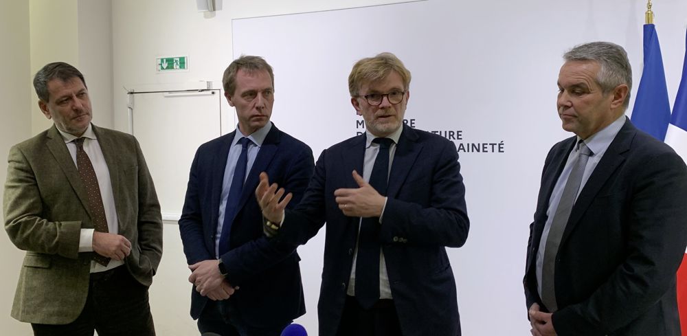 De gauche à droite : Christian Spiegeleer,président du syndicat national des fabricants de sucre; Franck Sander, président de la CGB; Marc Fesneau, ministre de l'Agriculture; Alain Carré, président de l’Association interprofessionnelle de la betterave et du sucre