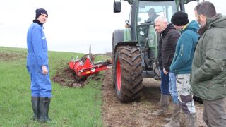 "La rigoleuse est plus intéressante qu’une pelleteuse, qui oblige à déplacer la terre, à la stocker. Là, elle est projetée sur le côté", explique Jean-François Thill (à gauche), le président de la Cuma de l’Arc. "La rigoleuse est plus intéressante qu’une pelleteuse, qui oblige à déplacer la terre, à la stocker. Là, elle est projetée sur le côté", explique Jean-François Thill (à gauche), le président de la Cuma de l’Arc.
