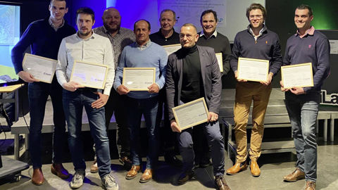Remise du diplôme Badge Agro à la première promotion de neuf  technico-commerciaux de NatUp, dont Thierry Pustoc'h (3e à partir de la droite au 2e rang) qui, à 61 ans, "a voulu montrer l'exemple".