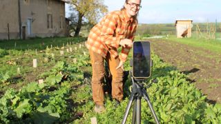 Éloïse Gross utilise l'application Instagram pour faire connaître l'exploitation familiale en maraîchage bio.