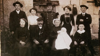 Au XIXe siècle, les notables attendent du monde agricole la valorisation du modèle familial, comme cette famille de la Sarthe photographiée à l'occasion d'un baptême.