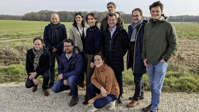 9 février, campus d'Hectar. De g. à dr. : Thierry Blondel, directeur innovation d'Axéréal, Jean-François Deneys, DGA de Val de Gascogne, Audrey Bourolleau, fondatrice d'Hectar, Francis Nappez, DG d'Hectar, Marie Dewavrin, responsable partenariats d'Hectar, Laurent Lemarchand, directeur innovation Natup, Arnaud de Maret, DG d'EMC2, Astrid Chidaine, responsable projet maraîchage, Guillaume Gasc, responsable innovation chez Eureden, et Antoine d'Espalungue, responsable de l'accélérateur d'Hectar.