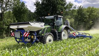Utlisée avec une bineuse, la trémie Salteo de Carré peut servir pour l'apport d'engrais.