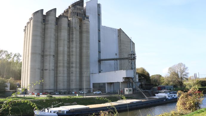 Le silo de Floreffe, l'un des plus importants en Belgique, voit passer 110 000 t/an de céréales et bénéficie d'une logistique multimodale.