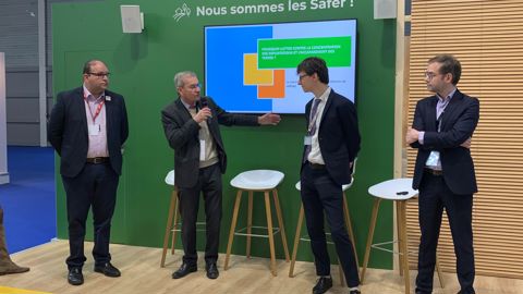 De gauche à droite : Jérémy Giroud, vice-président de Jeunes Agriculteurs, Emmanyel Hyest, président de la FNSafer, Florian Thomas, chef du bureau foncier du ministère de l'Agricultrue, et Loïc Jégouzo, adjoint au directeur des études de la FNSafer. De gauche à droite : Jérémy Giroud, vice-président de Jeunes Agriculteurs, Emmanyel Hyest, président de la FNSafer, Florian Thomas, chef du bureau foncier du ministère de l'Agricultrue, et Loïc Jégouzo, adjoint au directeur des études de la FNSafer.