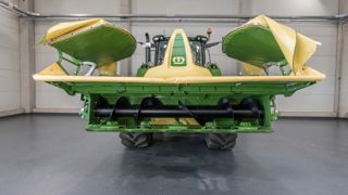La faucheuse frontale Krone se replie pour ne pas dépasser le gabarit routier légal. La faucheuse frontale Krone se replie pour ne pas dépasser le gabarit routier légal.