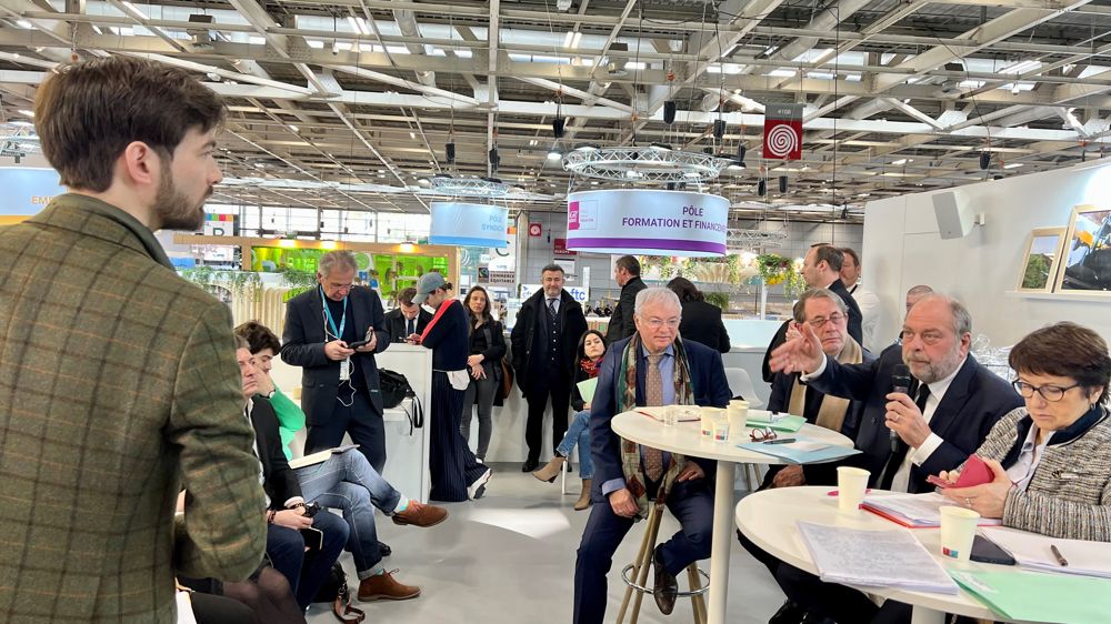 "Ce n'est pas à l'agriculteur de faire l'effort", réagit le ministre de la Justice, Eric Dupont-Moretti, au sujet des troubles du voisinage.