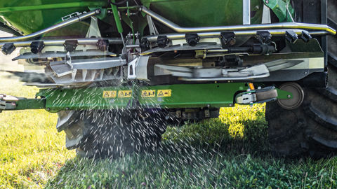 Le système BorderTS d'Amazone est installé à l’arrière de l’épandeur d'engrais et peut être activé hydrauliquement en cabine. Le système BorderTS d'Amazone est installé à l’arrière de l’épandeur d'engrais et peut être activé hydrauliquement en cabine.