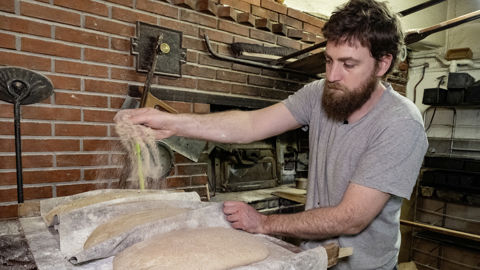 Antoine Caillon dans son fournil.