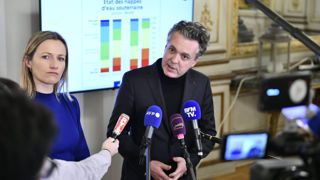 "Depuis 10 jours, il a plu à quelques endroits mais il n’y a qu’une seule zone en France où la somme des pluies constatées depuis le 27 février a été supérieure à la moyenne saisonnière, c'est la Corse", a détaillé Christophe Béchu. "Depuis 10 jours, il a plu à quelques endroits mais il n’y a qu’une seule zone en France où la somme des pluies constatées depuis le 27 février a été supérieure à la moyenne saisonnière, c'est la Corse", a détaillé Christophe Béchu.