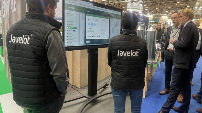 Javelot a œuvré afin de sensibiliser les pouvoirs publics pour qu'ils ouvrent les aides aux équipements innovants à l'après-récolte, et donc aux OS. Ici, en arrière-plan, Vindicien Delcourt, cofondateur de Javelot, avec le ministre de l'Agriculture, Marc Fesneau, lors du dernier Sia.