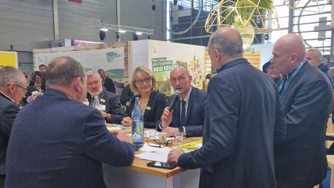 La table d'hôte de la FNA, sur le stand Agridemain au Sia, avec son président, Antoine Pissier, au micro.