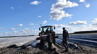 Le nombre d'emplois au sein des exploitations agricoles diminue une nouvelle fois en 2020, à l'image des dix dernières années. Le nombre d'emplois au sein des exploitations agricoles diminue une nouvelle fois en 2020, à l'image des dix dernières années.