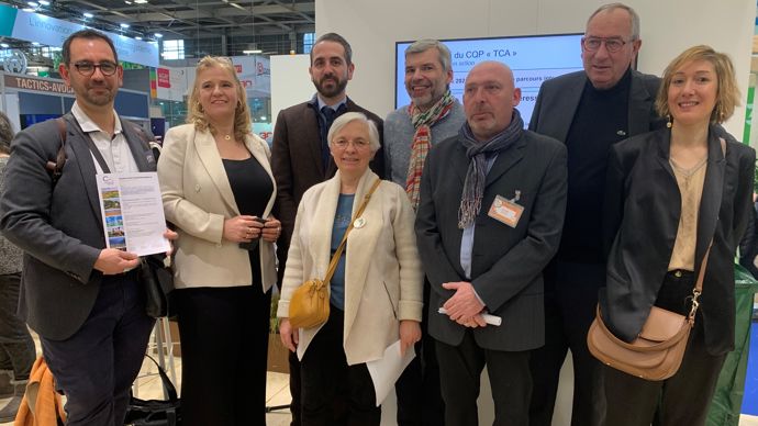 Lors de la présentation du CQP TCA au Sia 2023 sur le stand de LCA : (de g.à dr.) Christophe Tronel, du cabinet CoetSens, Corinne Lelong, directrice des affaires sociales et de la formation de LCA, Jérôme Lachaux d'Ocapiat, Françoise Ledos de LCA, Emmanuel Paris, conseiller formations LCA Solutions+, David Lecat, FGA-CFDT, Gérard Delagneau, président commission sociale LCA, et Anne-Lise Le Guével, responsable affaires sociales LCA.