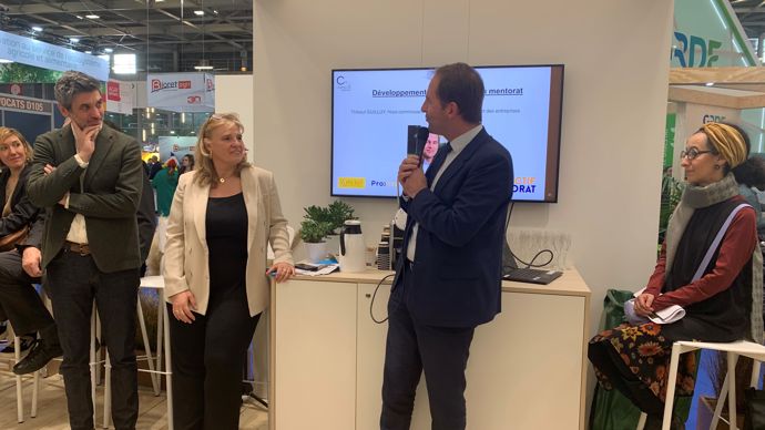 De gauche à droite sur le stand de LCA, au Sia : Anne-Lise Le Guével, responsable affaires sociales LCA, Sébastien Lailheugue de Collectif Mentorat, Corinne Lelong, directrice des affaires sociales de LCA, Thibaut Guilluy, haut-commissaire à l'emploi, et Ilham Bouyazza, directrice adjointe des affaires sociales LCA.