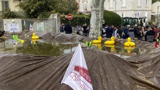Les agriculteurs ont créé une retenue d'eau symbolique devant les locaux de la DDT, le 21 mars 2023. Ils étaient une centaine à manifester. Les agriculteurs ont créé une retenue d'eau symbolique devant les locaux de la DDT, le 21 mars 2023. Ils étaient une centaine à manifester.