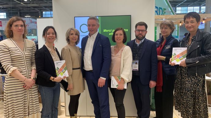 Sur le stand LCA au Sia (de g. à dr.) : Estelle Thibaut (Scara), Lenna Berthié (LCA Métiers du grain), Christine Saenz de Cabezon (Euralis), Antoine Hacard (LCA Métiers du grain), Jessica Petit-Recke (Euralis), Jacques Groison (Arterris), Marie-Pierre Dufour (Cérèsia) et Catherine Matt (LCA Métiers du grain).