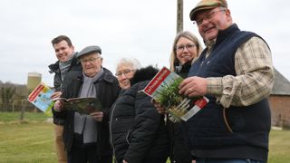 Philippe, Isabelle, Colette, Jean et Julien Cocagne (de droite à gauche) reçoivent la France Agricole sur la ferme familiale depuis plus de soixante ans.