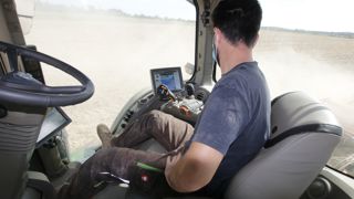 Les commandes sont désormais centralisées à partir d’un siège aussi confortable qu’un canapé.