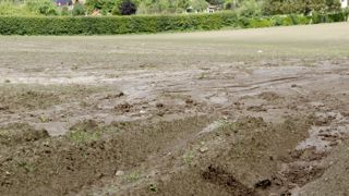Ce nouveau tableau de bord de la santé des sols est basé sur 15 indicateurs des processus de dégradation des sols, couvrant neuf thèmes : érosion, pollution, nutriments, perte de carbone organique, perte de biodiversité, compaction, salinisation, perte des sols organiques et imperméabilisation. Ce nouveau tableau de bord de la santé des sols est basé sur 15 indicateurs des processus de dégradation des sols, couvrant neuf thèmes : érosion, pollution, nutriments, perte de carbone organique, perte de biodiversité, compaction, salinisation, perte des sols organiques et imperméabilisation.