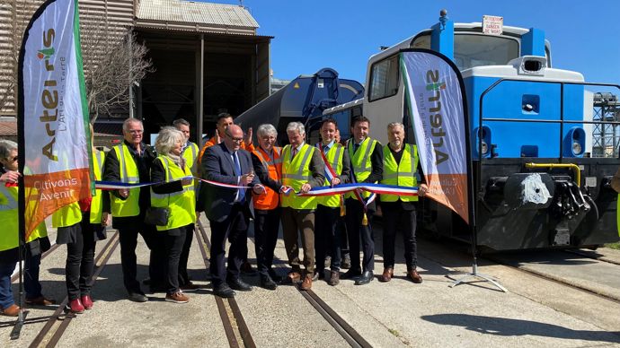 Après deux années de travaux, la ligne ferroviaire desservant la zone industrielle de Beaucaire a été remise en service et inaugurée mardi 28 mars. Au centre, en gilet orange, Christian Reclus, DG d'Arterris.