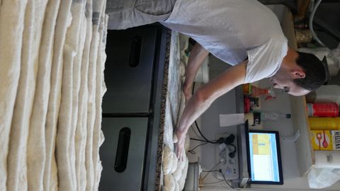 Lucas Martin avec la pâtissière Garance Aguilar. La boulangerie s'appelle « L'Ecopain d'abord », clin d'oeil à Georges Brassens, dont le nom est attaché à la ville voisine de Sète