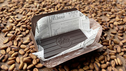 Séchage des fèves après fermentation. Laboratoire de Thomas Lemonnier, créateur de la marque aux Anses-d'Arlet.