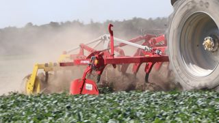 Le Synkro de Pöttinger est conçu autour d'un double châssis. Tous les réglages sont mécaniques.