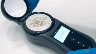 GrainSense, déjà connu pour son boîtier d’analyse de céréales portable, revient avec une version A2 qui contiendra en plus un calibrage dédié au tournesol. GrainSense, déjà connu pour son boîtier d’analyse de céréales portable, revient avec une version A2 qui contiendra en plus un calibrage dédié au tournesol.
