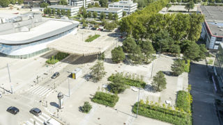 Le jardin éphémère de Mathieu Lucas a testé durant 18 mois la capacité de 130 arbres spécialement choisis et de mobiliers à rafraîchir une place très minérale dans le sud de la métropole grenobloise. Le jardin éphémère de Mathieu Lucas a testé durant 18 mois la capacité de 130 arbres spécialement choisis et de mobiliers à rafraîchir une place très minérale dans le sud de la métropole grenobloise.