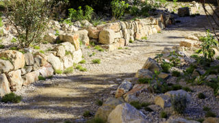 « La Voie héracléenne » de Nicholas Tomlan. Ce jardin présenté à la villa Fragonard, à Grasse, remporte le prix du jury officiel.