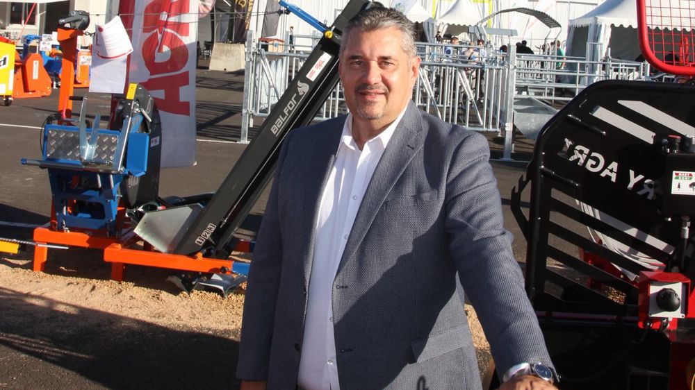 Franck Piot dirige Agro-Service 2000. L’enseigne, forte de 24 magasins, ne vend pas de tracteurs, mais uniquement du matériel d’accompagnement.