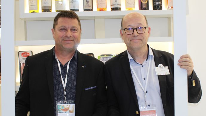 Avec le projet Coopéara, "l’objectif est de réduire nos importations en soja de 95 à 59 % et celles en tournesol de 58 à 50 %", indique Jean de Balathier (à dr.), directeur de LCA Auvergne-Rhône-Alpes, au côté du président Patrice Dumas.