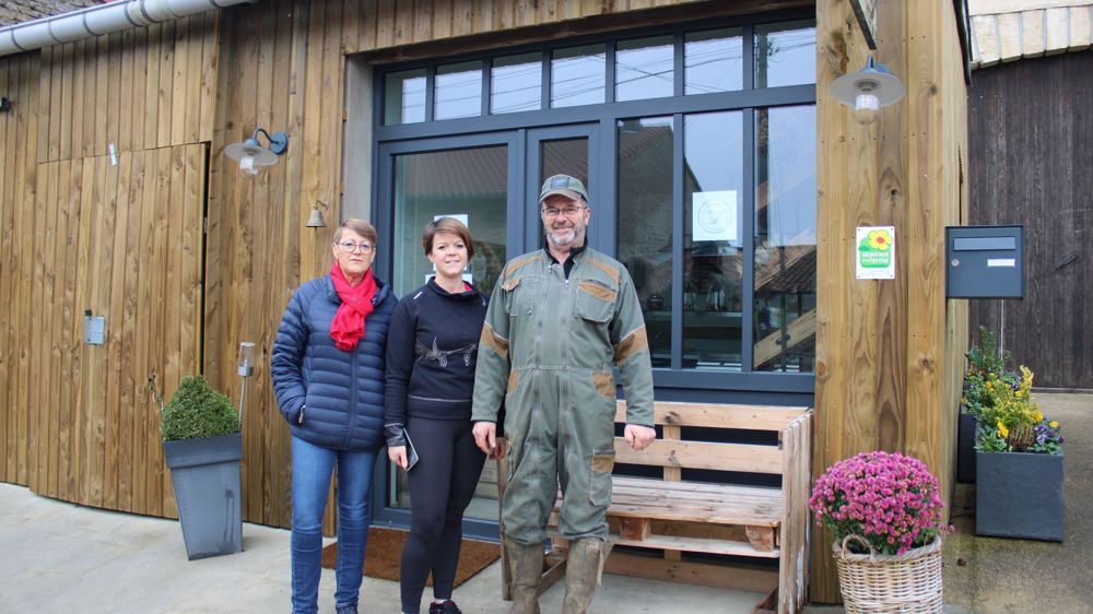 Emilie Lanher (au centre), avec ses parents Annie, associée exploitante, et Patrick, retraité. Pour Emilie, revenir sur l’exploitation signifie surtout d’être son propre patron et pouvoir travailler en famille.