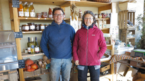 David et Lara Philippe ont changé de vie et produisent aujourd'hui des fruits et légumes, commercialisés pour partie à la ferme.