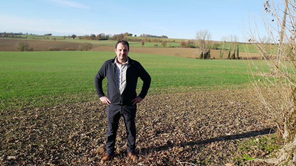 Christophe Dugros est à la tête d'une exploitation de 210 hectares avec 5 bâtiments de poulets label rouge du Gers.