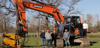 L'ancien et le nouveau chauffeurs, sont ici accompagnés d'une partie du bureau de la Cuma de Rocles, devant la pelleteuse Doosan.