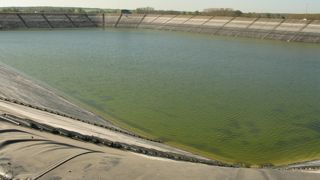 Des associations de défense de l'environnement ont attaqué des arrêtés préfectoraux autorisant la construction et le remplissage de bassines (image d'illustration). Des associations de défense de l'environnement ont attaqué des arrêtés préfectoraux autorisant la construction et le remplissage de bassines (image d'illustration).