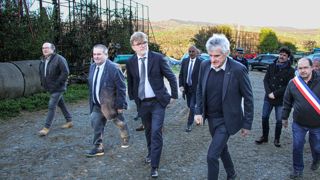 Le ministre de l’Agriculture, Marc Fesneau, en visite en Ariège, a déclaré que les services de l’État allaient préparer de nouveaux textes autorisant des mesures d’effarouchement de l’ours, en cas d’attaque de troupeaux. Le ministre de l’Agriculture, Marc Fesneau, en visite en Ariège, a déclaré que les services de l’État allaient préparer de nouveaux textes autorisant des mesures d’effarouchement de l’ours, en cas d’attaque de troupeaux.