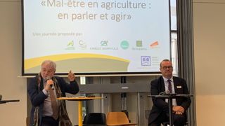 Olivier Damaisin, coordinateur national interministériel du plan de prévention du mal-être en agriculture (à droite), et son prédécesseur Daniel Lenoir, inspecteur général des affaires sociales, le 20 avril à Paris. Olivier Damaisin, coordinateur national interministériel du plan de prévention du mal-être en agriculture (à droite), et son prédécesseur Daniel Lenoir, inspecteur général des affaires sociales, le 20 avril à Paris.