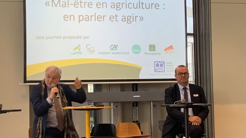 Olivier Damaisin, coordinateur national interministériel du plan de prévention du mal-être en agriculture (à droite), et son prédécesseur Daniel Lenoir, inspecteur général des affaires sociales, le 20 avril à Paris.
