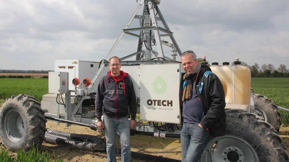 Pour Vincent et Cédric Peterschmitt, la rampe et le pivot d’irrigation valorisent mieux l’eau apportée tout en facilitant le travail quotidien.