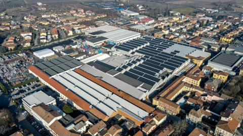 Un peu plus de 3000 panneaux solaires ont fleuri sur le toit de l'usine d'Argo à Fabbrico en Italie. Un peu plus de 3000 panneaux solaires ont fleuri sur le toit de l'usine d'Argo à Fabbrico en Italie.