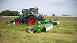 La faucheuse B9600 de McHale travaille sur une largeur de 9,60 m. La faucheuse B9600 de McHale travaille sur une largeur de 9,60 m.