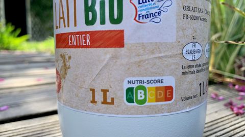 La révision du Nutri-Score aurait du régler ses faiblesses et faire notamment que le lait entier bio passe en A comme le conventionnel. Finalement, tous les laits entiers passeront en C. La révision du Nutri-Score aurait du régler ses faiblesses et faire notamment que le lait entier bio passe en A comme le conventionnel. Finalement, tous les laits entiers passeront en C.