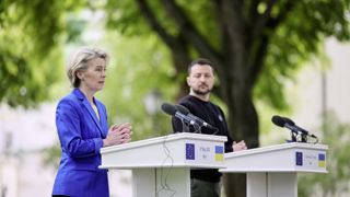 Ursula von der Leyen, présidente de la Commission européenne, et Volodymyr Zelenskyy, président de l'Ukraine, le 9 mai 2023 à Kiev. Ursula von der Leyen, présidente de la Commission européenne, et Volodymyr Zelenskyy, président de l'Ukraine, le 9 mai 2023 à Kiev.
