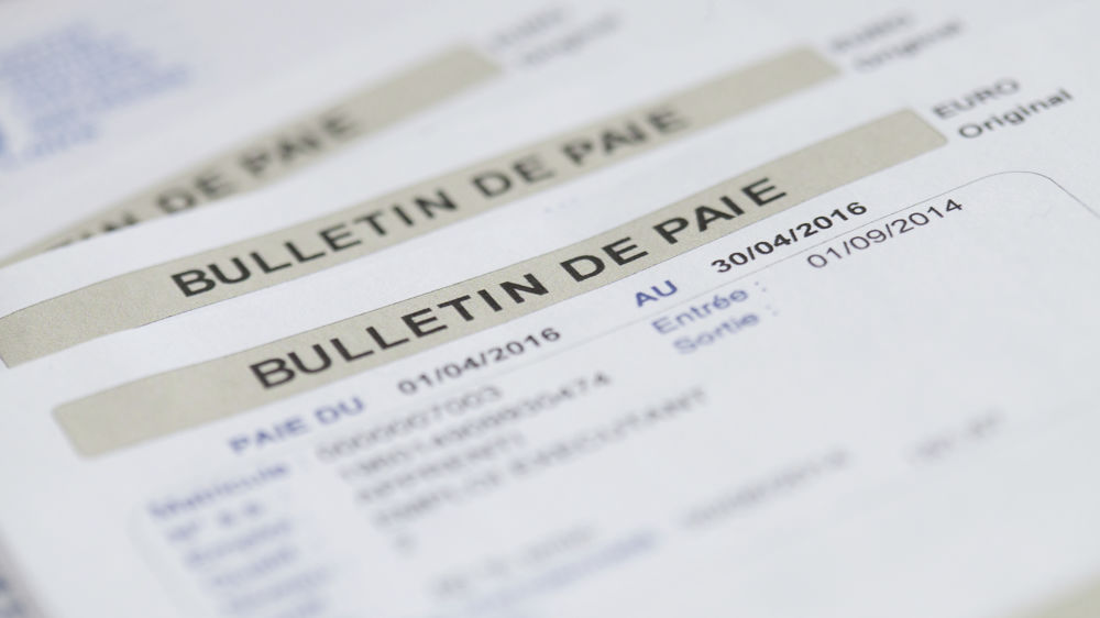 L'employeur doit mettre en demeure son salarié de se justifier par lettre recommandée avec accusé de réception.