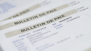 L'employeur doit mettre en demeure son salarié de se justifier par lettre recommandée avec accusé de réception. L'employeur doit mettre en demeure son salarié de se justifier par lettre recommandée avec accusé de réception.