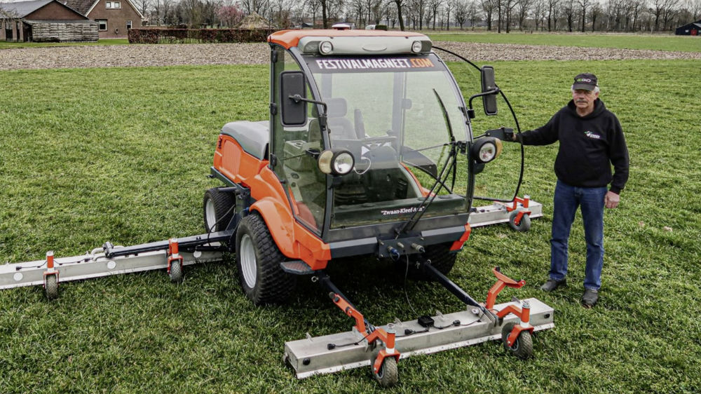 Herman Eskes teste sa nouvelle machine sur cette camapgne de 2023. Il ramasse le métal avec précision grâce au guidage par GPS.
