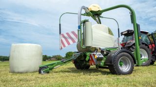L'enrubanneuse traînée Krone peut recevoir un retourneur de balle repliable hydrauliquement. L'enrubanneuse traînée Krone peut recevoir un retourneur de balle repliable hydrauliquement.